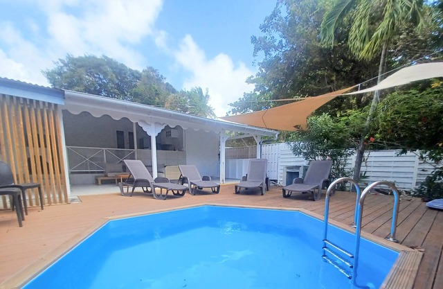 Villa with swimming pool by the sea