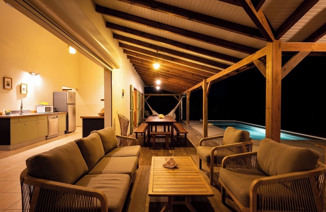 Villa Jacaranda with a swimming pool overlooking the sea and spacious rooms