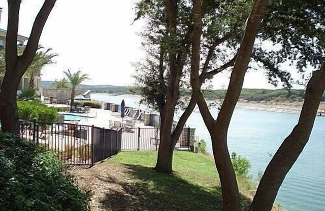 Villa 1104 - This 1/1 condo has a great view of Lake Travis with a king bed