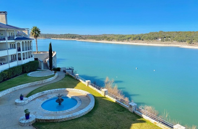 VILLA 2302 - Top Floor Lakefront Views - Private Grill - Island Amenities