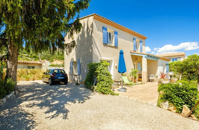 Villa-3 bdrm-3 bathrm-3 wc- enclosed garden-parking-98 m2-2 min from village