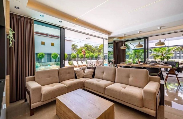 Villa Alpha - Four Bedroom Villa with Swimming Pool