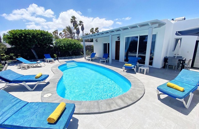 Villa Ananda PDC, 4 bedrooms En-suite free AC, heated pool & Jacuzzi