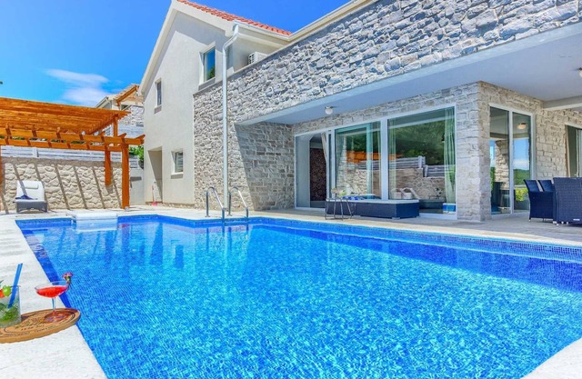 Villa Anandas - 8 bedroom villa with sea views, a pool, sauna and a hot tub for 16+4 guests
