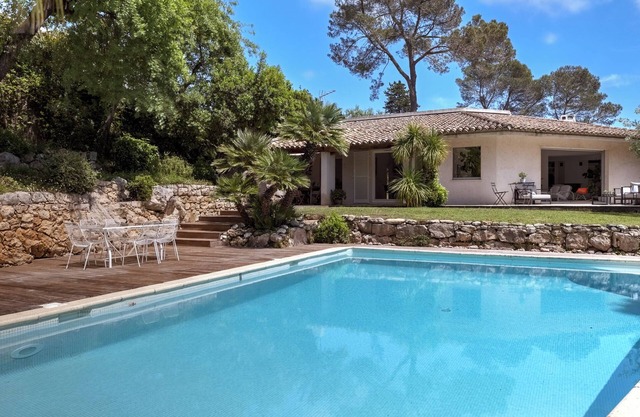 Villa architect, village of Valbonne on foot, large pool, ideal family