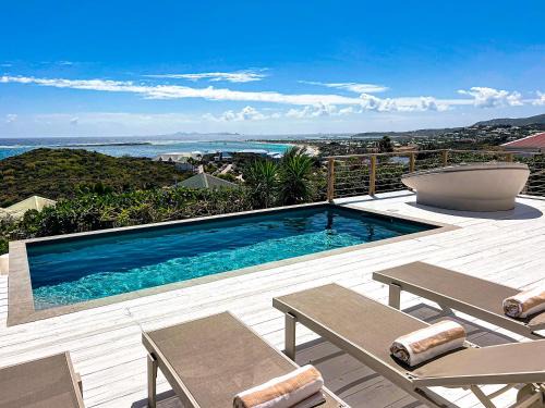 Villa Atao, sublime view of Orient Bay and the islands