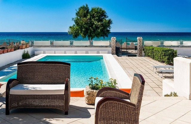 Villa Aurora - Seafront villa with pool