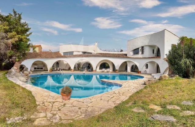 Villa avec piscine ,tennis et chambres climatisés