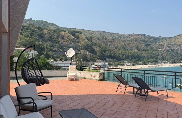 Villa Azure – with panoramic terrace and direct access to the sea