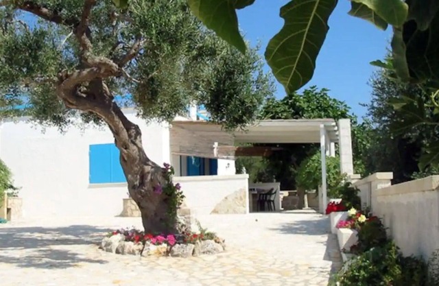 Villa 'Azzurro Salento 3' with Sea View, Wi-Fi and Air Conditioning