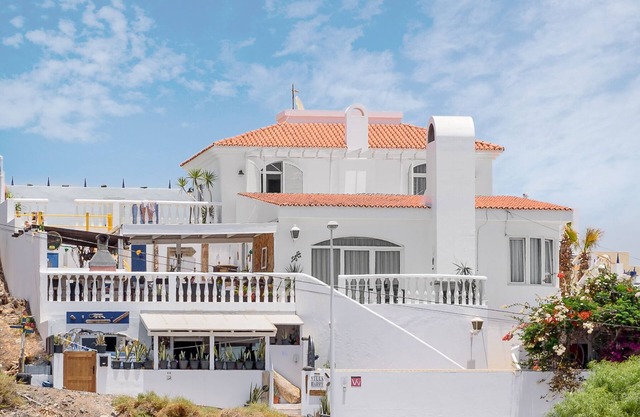 Villa Barry - Spacious Villa, Sea Views, Swimming Pool, Private Bar