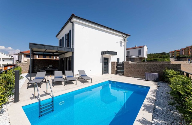 Villa Bella with heated pool and Seaview