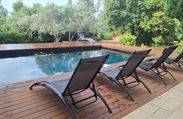 Villa between Aix-en-Provence and Marseille, in a green setting