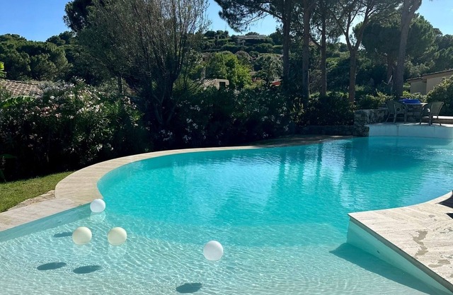 Villa Bibi with swimming pool, three doubles, garden, private beach.
