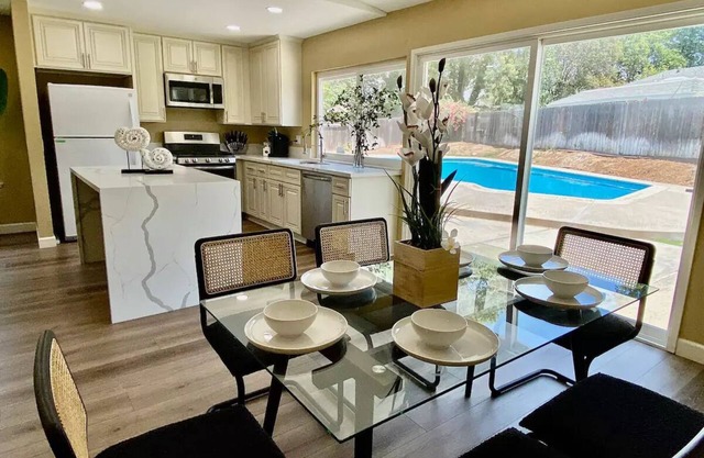 Villa Blanca| Luxurious 4 BR Pool House | Near UCR