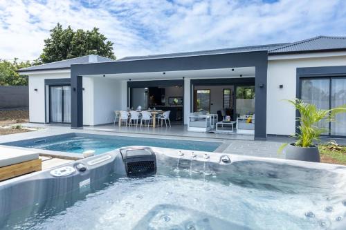 Villa CANELLE FWI 4 Étoiles piscine jacuzzi beach surf