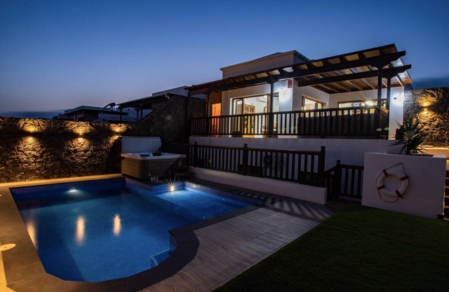 Villa "Casa Blanca" with Sea View, Private Pool & Wi-Fi