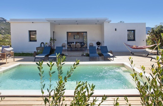 Villa Casavostra, piscine bbq pétanque à 5km de la plage de sable de Calvi