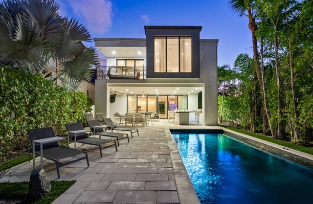 Villa Celine-LAS OLAS Waterfront house with heated pool
