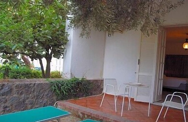 Villa Chiaretta A, fully refundable with voucher*: A spacious one-story studio apartment located on a hillside, facing the sea.