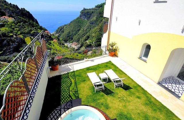 Villa Clarice C, fully refundable with voucher*: A bright and sunny studio apartment in a quiet position, located on a hillside above the sea, with Free WI-FI.