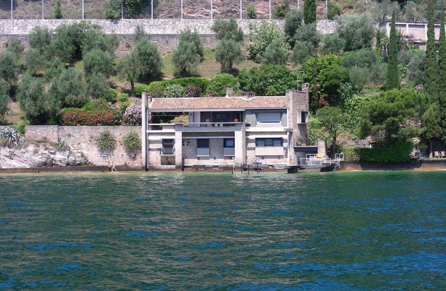 Villa Coccodrilla Lake front