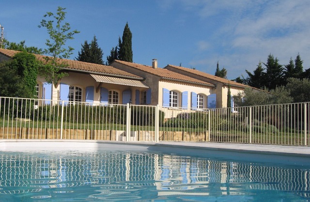 villa, countryside, quiet, spacious (8 persons), secure swimming pool.