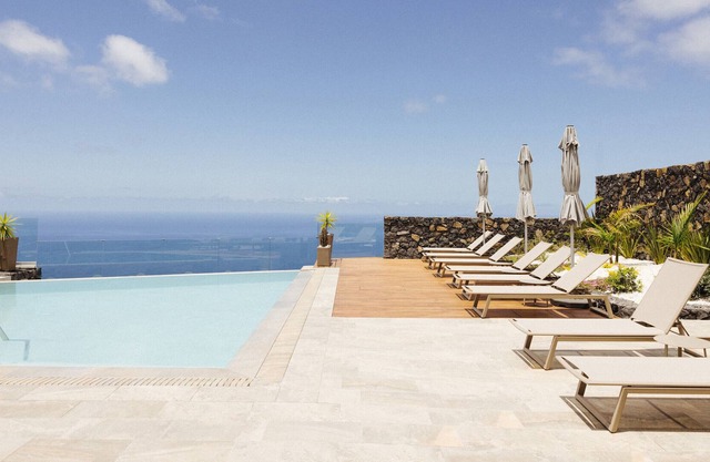 Villa Cumbre Vieja' with sea views, shared pool and Wi-Fi