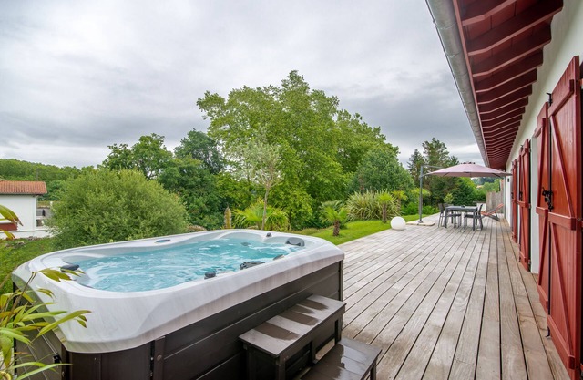 Villa d'Arcangues neo-basque, 4* spa, air conditioning, pétanque, 10 minutes from Biarritz