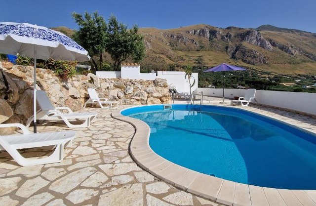 Villa Desdemona con piscina e Villa Shahla senza piscina, vista giardino