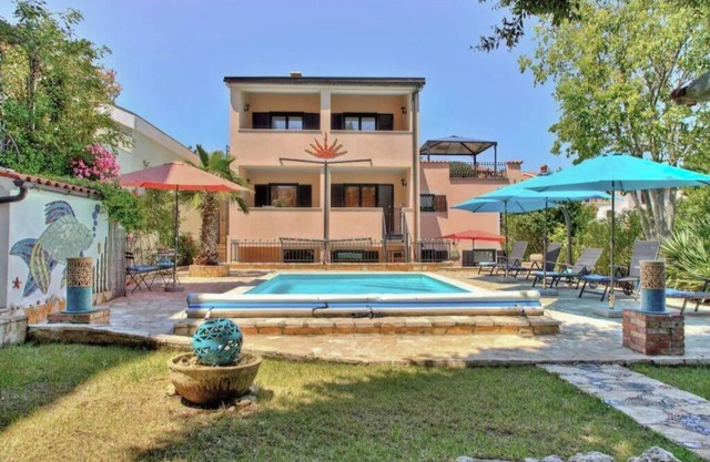 "Villa Dolce Vita" up to 9 beds with private garden and swimming pool