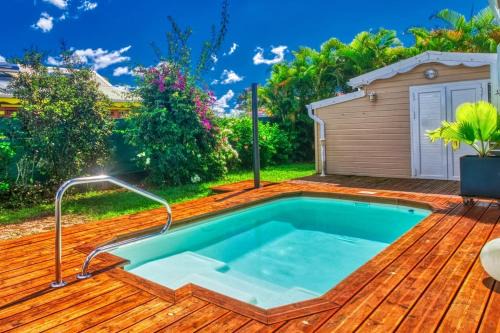 Villa Domi des Caraïbes confortable avec une piscine chauffée, une citerne tampon, accès Netflix, adaptée pour l'accueil de jeunes enfants avec une piscine sécurisée et des jouets