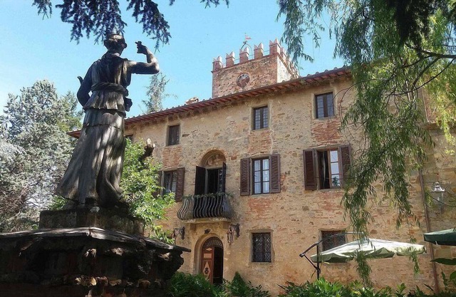 Villa Doralicia A: A characteristic and welcoming two-story historical villa surrounded by the greenery, with Free WI-FI.