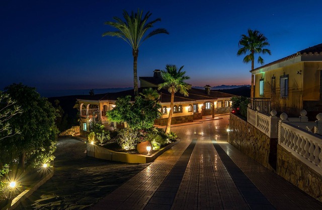 VILLA-VISTA-MAR with apartment and guest house