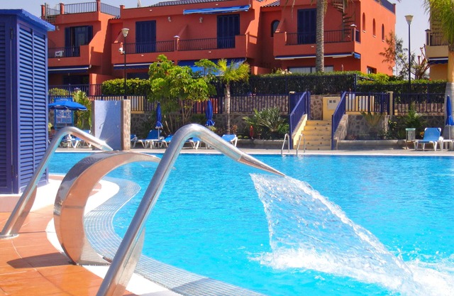 Villa with private garden, wifi and air conditioning in complex with pool