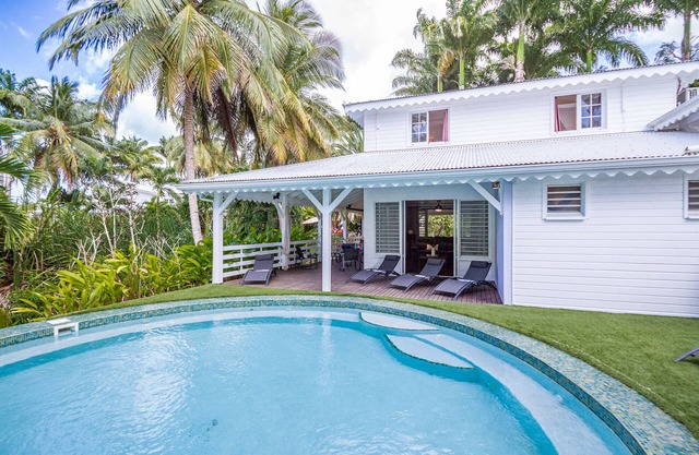 Villa Familiale Avec Piscine Privée à 5 Minutes de la Plage!