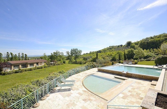 Villa Fontanile D: An elegant and welcoming apartment that is part of a small villa surrounded by the greenery, with Free WI-FI.