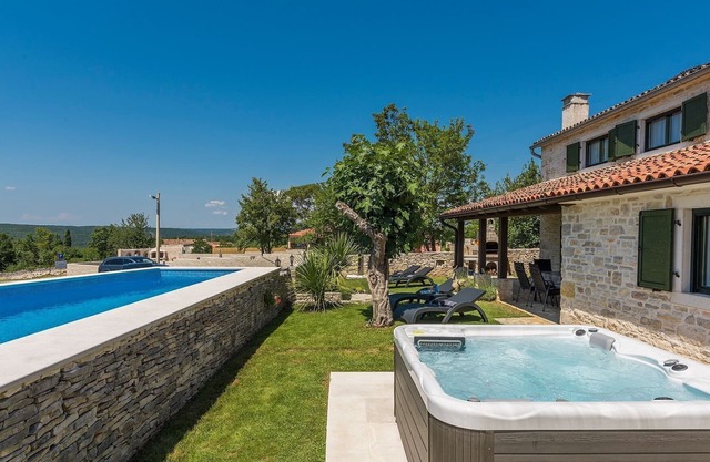 Villa for up to 6 persons with jacuzzi, private garden, WiFi, A/C