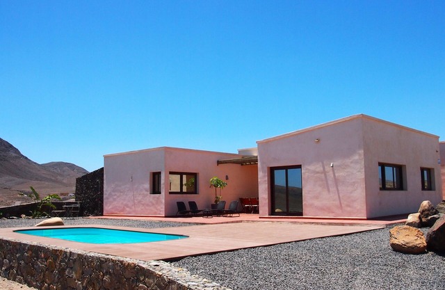 VILLA FUERTEVENTURA. With fantastic sea views. Climatized pool.