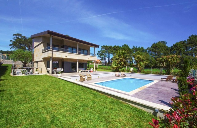 Villa Galiza - Five Bedroom Villa, Sleeps 10