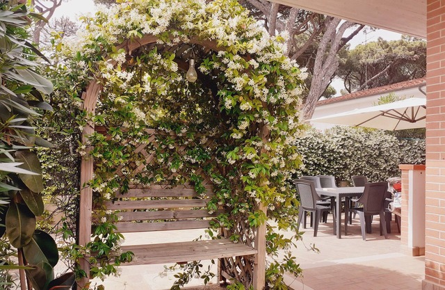 Villa Gelsomino, 150 meters from the sea, separate entrance, parking space, garden