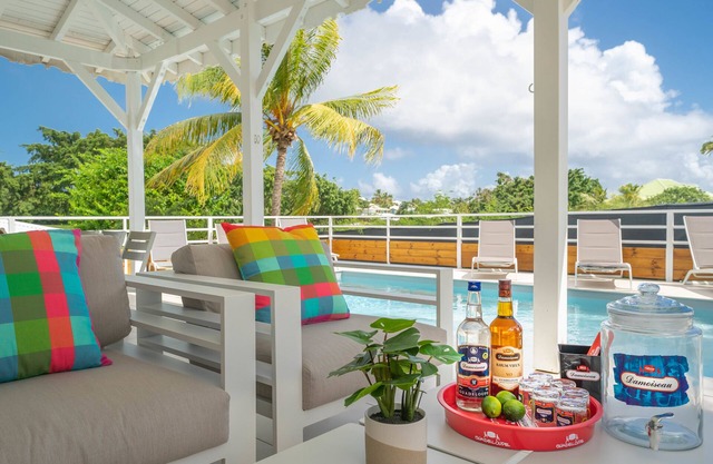 Villa Green Caraibes, pool and view on the international golf of St-François