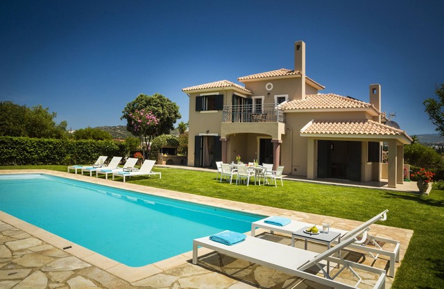VILLA HARIS, LUXURY VILLA WITH PRIVATE POOL