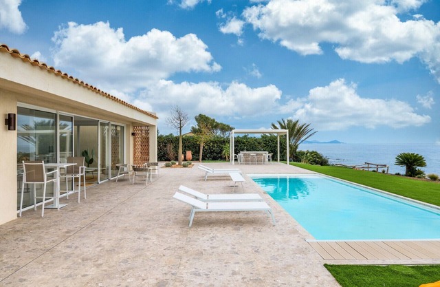 Villa Ibaia – Contemporary Luxury, Panoramic Sea View, Heated Pool, and Beach Access within a 5-Min Walk
