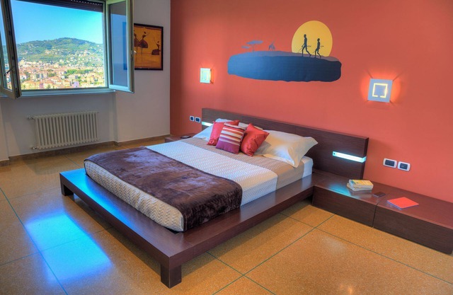 Villa il Poggiolo - Modern Hi-Tech villa, for 16, with Jacuzzi and HEATED pool, sea-view