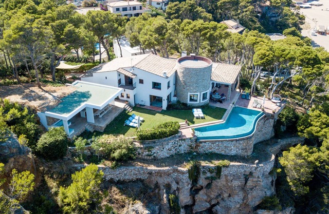 Villa Illa Roja, a very privat villa with breathtaking views over the Mediteranean