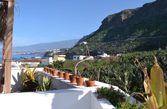 Villa in Tenerife, 80 meters from the ocean, solarium, wifi, exotic architecture