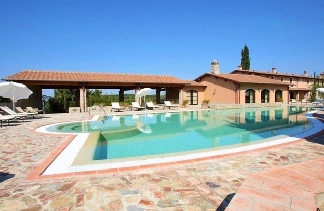 Villa in Montaione with 11 bedrooms sleeps 22
