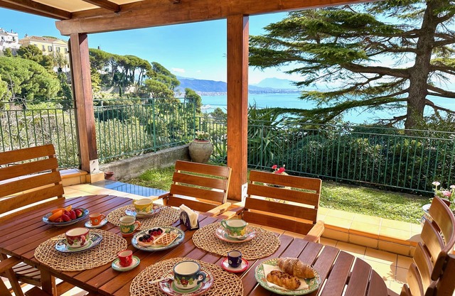 Villa Indipendente Panoramica Immersa in un Giardino Mediterraneo di 700 mq