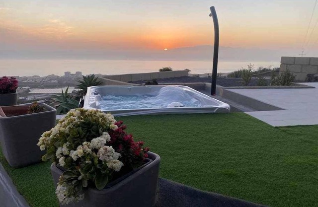 Villa Infinity. Views, Wifi and Jacuzzi